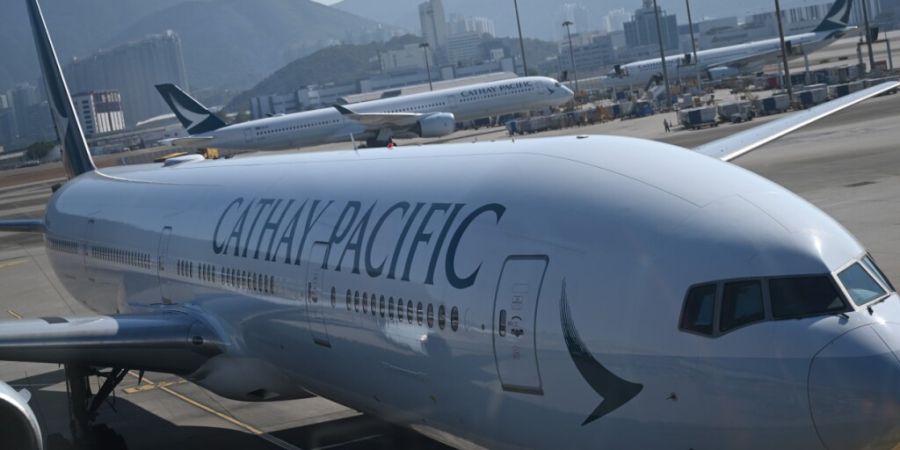 ARCHIV - Eine Maschine der Hongkonger Fluglinie Cathay Pacific steht an einem Gate am Hong Kong International Airport. Foto: Johannes Neudecker/dpa/Archivfoto