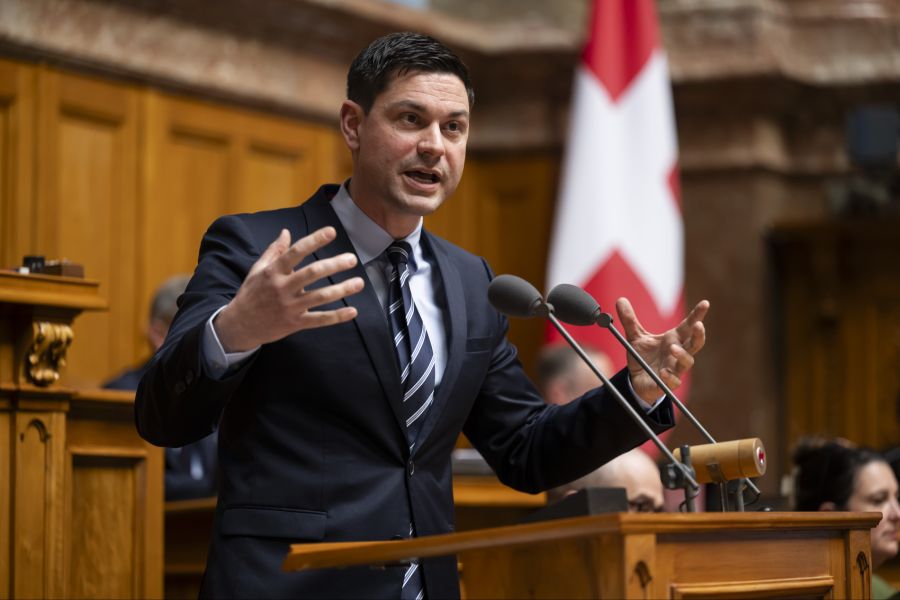 Zwischen 1999 und 2025 ist der Anteil emotionaler Äusserungen nahezu gleich geblieben. (Im Bild: SVP-Politiker Benjamin Giezendanner)