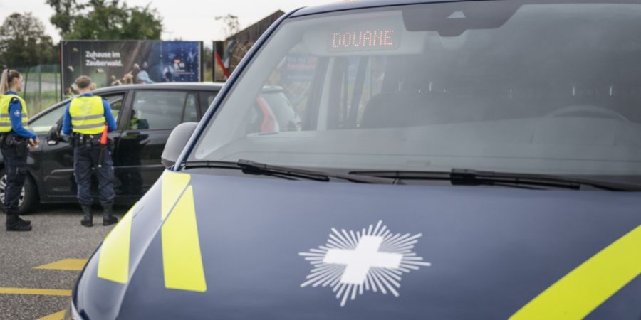 Solche Szenen möchten National- und Ständerat vermehrt sehen: Kontrolle einer mobilen Patrouille des Bundesamts für Zoll und Grenzsicherheit im Oktober 2024 in Basel. (Archivbild)