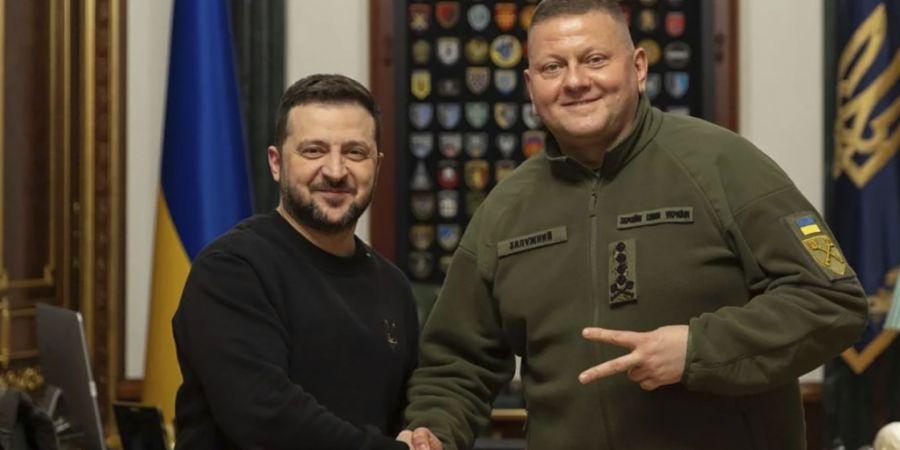 HANDOUT - Der ukrainische Präsident Wolodymyr Selenskyj (l) und der frühere ukrainische Armeechef Walerij Saluschnyj. Foto: Uncredited/Ukrainian Presidential Press Office/AP/dpa/Archi...