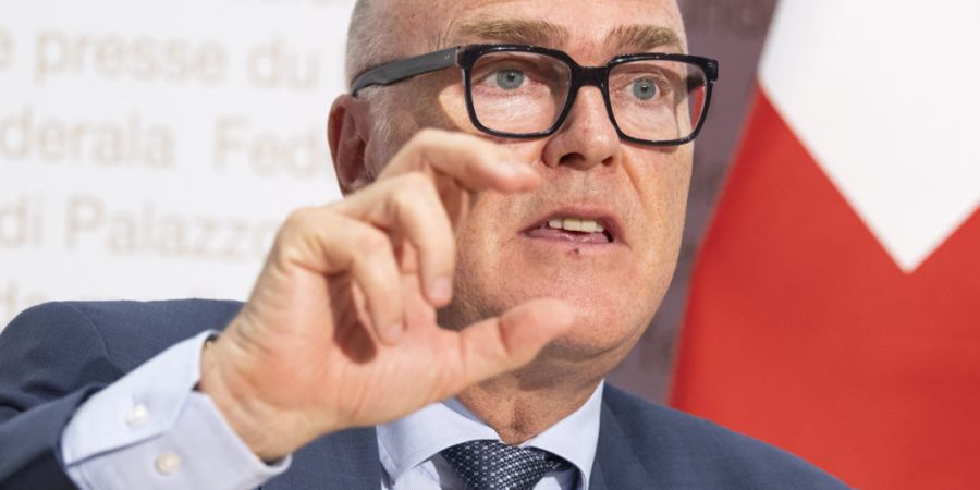 Verteidigungsminister Martin Pfister steht vor einer schwierigen Aufgabe: Er muss im Parlament die umstrittene Mehrwertsteuererhöhung zugunsten der Armee verteidigen - gegen grossen Wi...