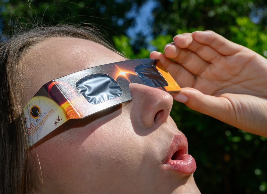 Bei vielen Optikern sind die Spezialbrillen am Dienstag bereits ausverkauft.