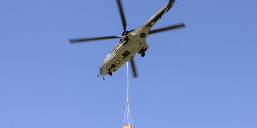 Helikopter mussten in den letzten Wochen Wasser auf Alpen transportieren. Es ist unklar, wer die Hilfsangebote bei grosser Trockenheit koordiniert. (Archivbild)