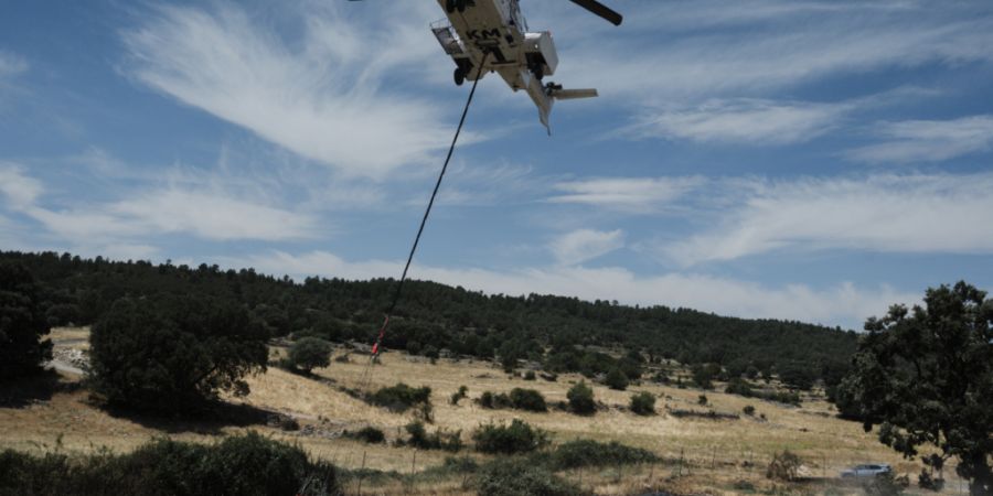 dpatopbilder - Ein Hubschrauber bei Löscharbeiten in La Mierla, Guadalajara, Kastilien-La Mancha (Spanien). Foto: Mateo Lanzuela/EUROPA PRESS/dpa