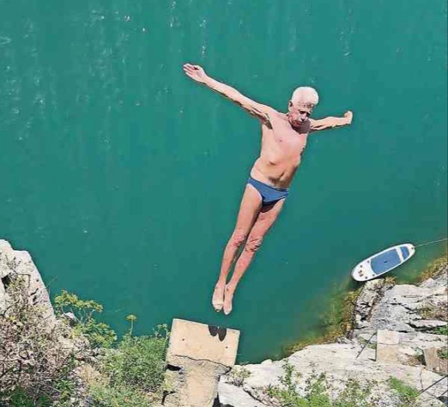 Peter Rüedi springt von nach ihm benannten «Peter's Dive» in den Urnersee.