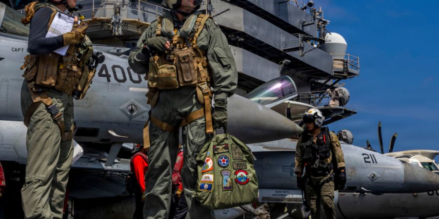 HANDOUT - Dieses vom US-Militär veröffentlichte Foto zeigt Kapitän Daniel Keeler, den Kommandanten des nuklearbetriebenen Flugzeugträgers USS Abraham Lincoln vom Nimitz-Typ. Foto: S...