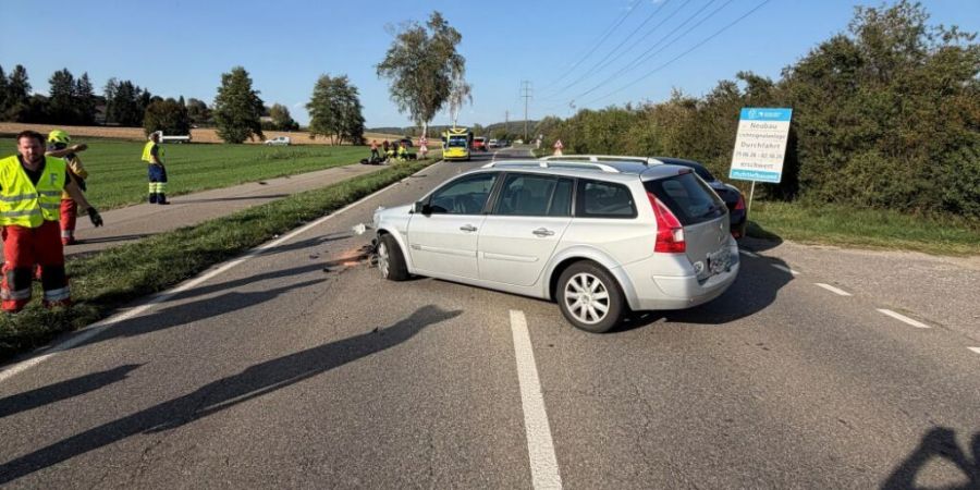 Polizei und Feuerwehr sicherten die Unfallstelle. Im Einsatz stand auch ein Notarzt des Spitals Bülach.