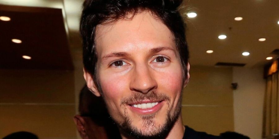 ARCHIV - Telegram-Mitbegründer Pavel Durov lächelt nach seinem Treffen mit dem indonesischen Minister für Kommunikation und Information, Rudiantara, am 1. August 2017 in Jakarta, Ind...