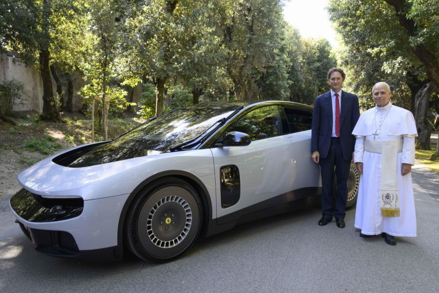 Der aktuelle Ferrari-Chef John Elkann hat den neuen Flitzer kürzlich sogar dem Papst vorgestellt.