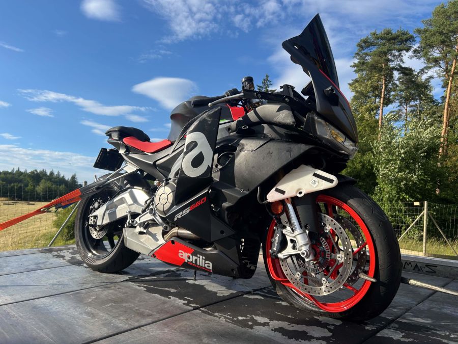 Der Motorradfahrer musste ins Spital gebracht werden.