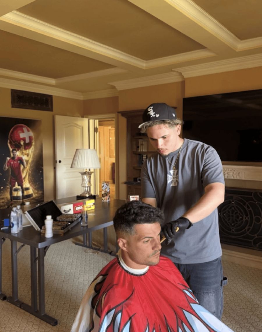 Die Schweizer Nati lässt sich von Florian Emini die Haare machen. Nicht nur Granit Xhaka...