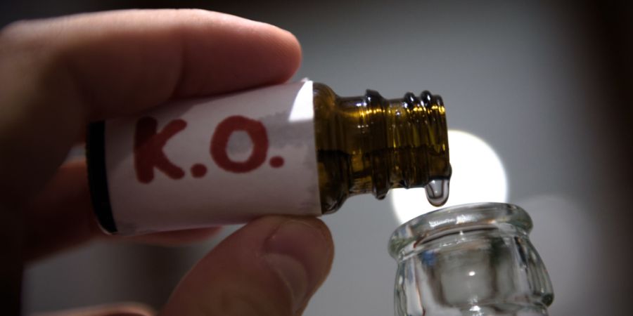 Der Beschuldigte soll seine Opfer mit K.-o.-Tropfen betäubt haben, um im Anschluss sexuelle Handlungen an ihnen vorzunehmen. (Symbolbild)