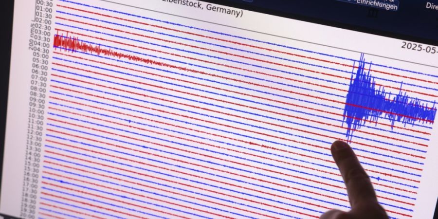 ARCHIV - Eine Mitarbeiterin der TU Bergakademie Freiberg zeigt im Datenzentrum Sachsennetz die seismischen Messwerte der Erdbebenmessstation Eibenstock. Foto: Jan Woitas/dpa/Archivbild