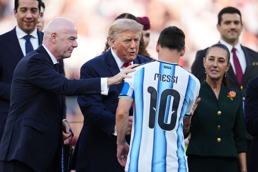 Infantino und Trump gratulieren Lionel Messi nach dessen Silbermedaille.