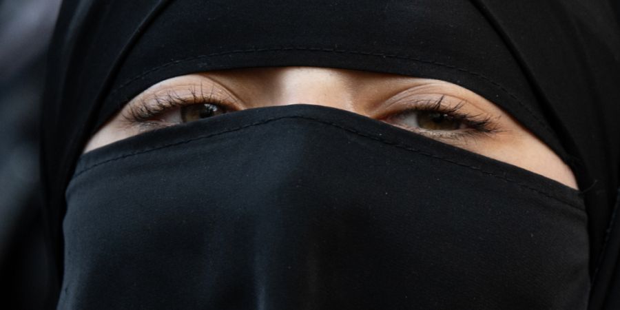 Seit Anfang 2025 sind Gesichtsverschleierungen in der Schweiz verboten. Die neue Regelung betrifft im Kanton Zürich aber hauptsächlich Fussballfans, nicht Musliminnen. Im Bild eine Fr...