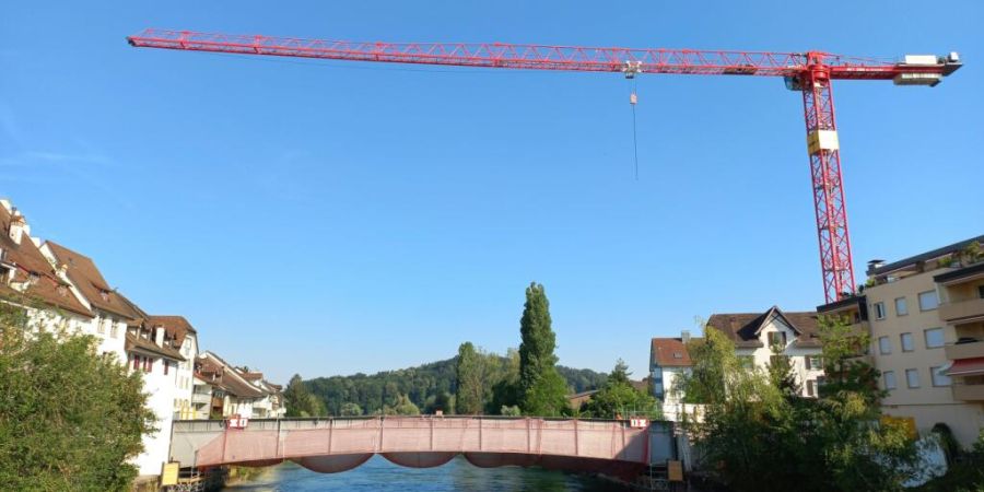 Die alte Reussbrücke in Mellingen AG wird für den Hochwasserschutz um 40 Zentimeter höher gelegt. (Archivbild)