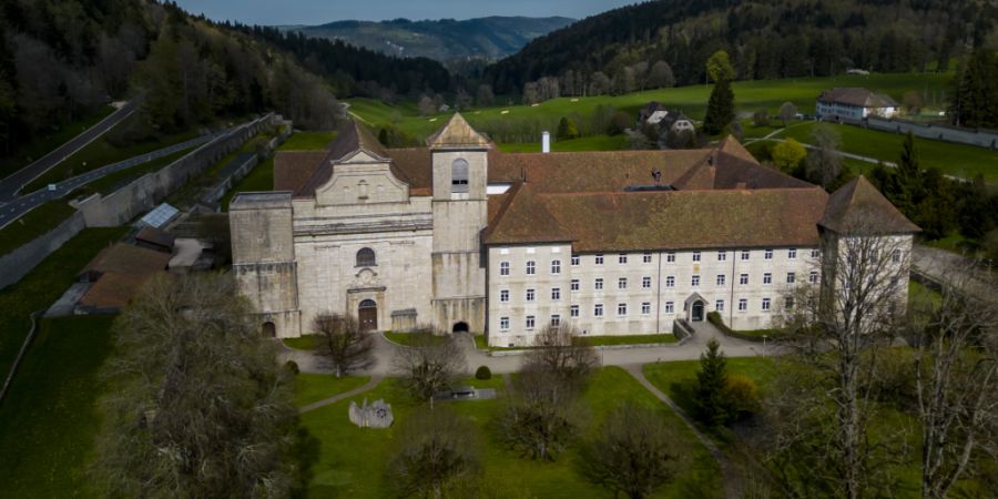 Die Klosterkirche Bellelay im Berner Jura: Mit seinem neuen Kulturkonzept will der Bernjurassische Rat Veranstaltungsorte mit überregionaler Strahlkraft gezielt stärken. (Archivbild)