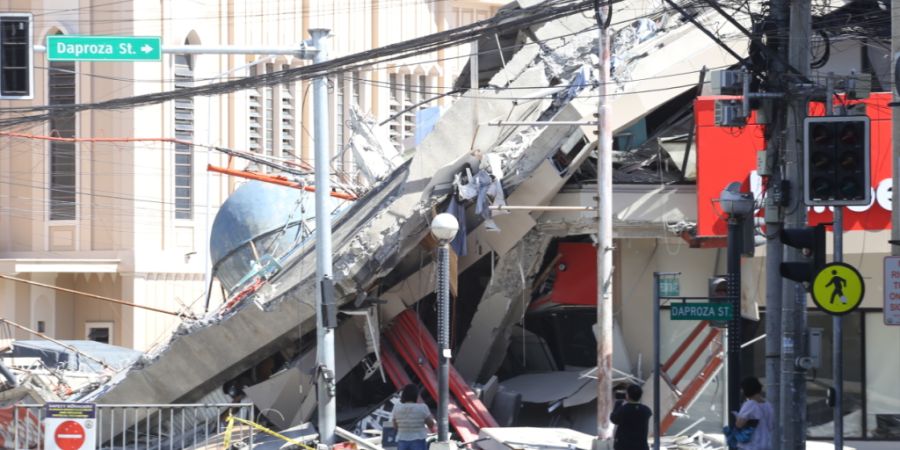 Ein zusammengestürztes Gebäude ist nach dem Erdbeben in General Santos zu sehen. Foto: Uncredited/AP/dpa