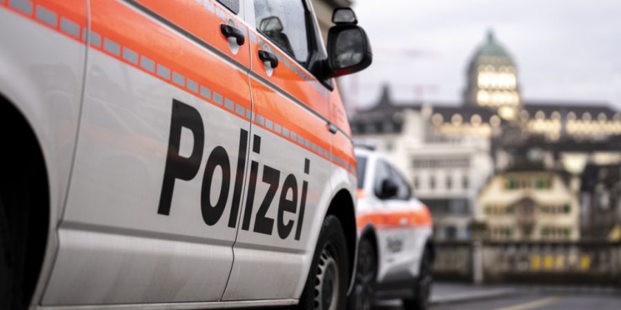 Ein Motorradfahrer ist am Samstagnachmittag in der Stadt Zürich bei einer Kollision mit einem Auto schwer verletzt worden.