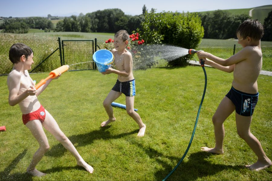 Kinder sollten während des Betriebs nicht unbeaufsichtigt in der Nähe des Geräts spielen.