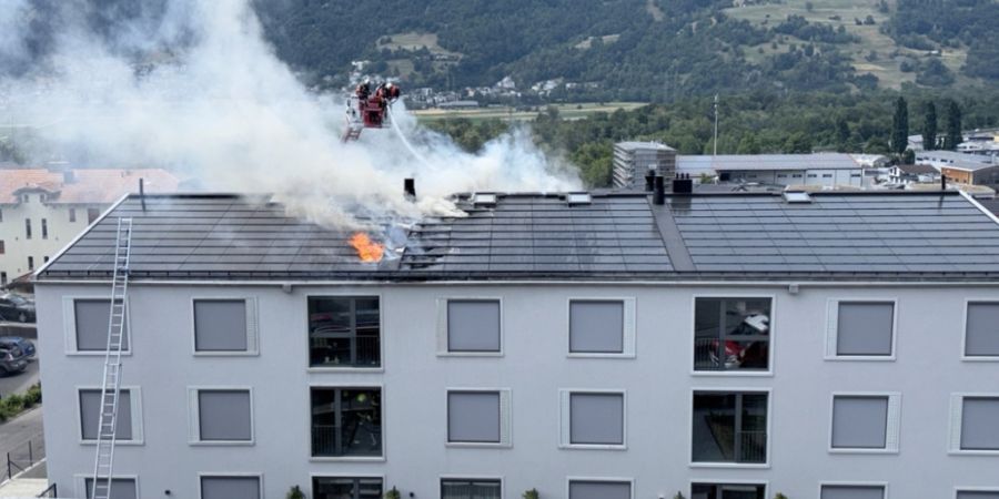 So brannte es am Samstagnachmittag auf dem Dach des Mehrfamilienhauses in Zizers GR.
