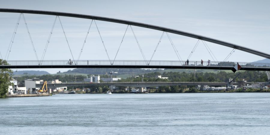 Zöllnerinnen und Zöllner haben bei Weil am Rhein auf der Dreiländerbrücke einen mutmasslichen Drogenkurier auf dem Elektroroller erwischt. (Archivbild)