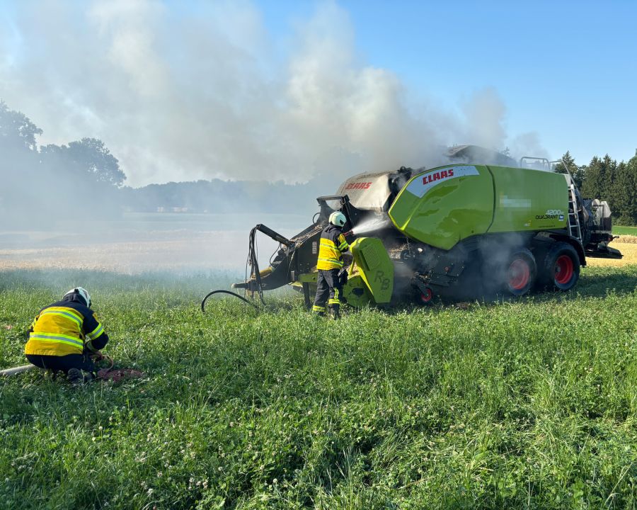 Um cirka 17.45 Uhr brannte auf einem Feld bei Siegershausen eine Ballenpresse.