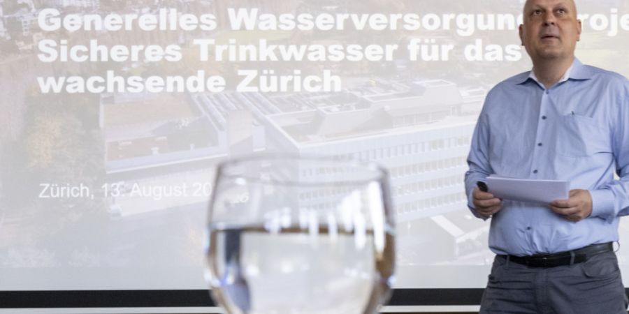 In der Stadt Zürich stehen hohe Investitionen in die Wasserversorgung bevor. Stadtrat MIchael Baumer (FDP) stellte am Donnerstag den Plan für die kommenden Jahrzehnte vor.