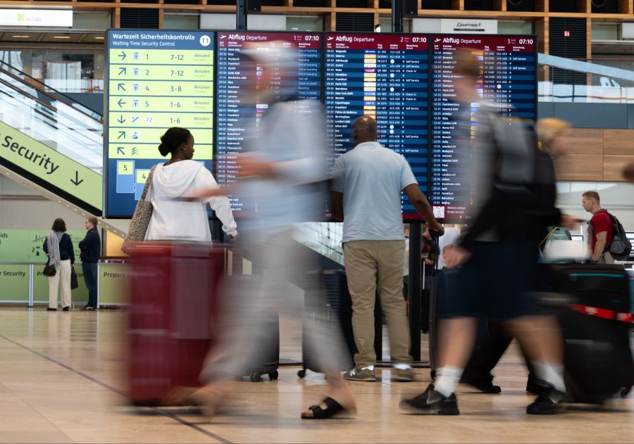 Im April 2023 checkte ein 55-jähriger Mann in ein Hotel in der Nähe des Flughafens Berlin ein.
