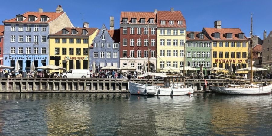 ARCHIV - Im Kopenhagener Nyhavn liegen Boote an der Kanalmauer. Foto: Steffen Trumpf/dpa/dpa-tmn (Archivbild)