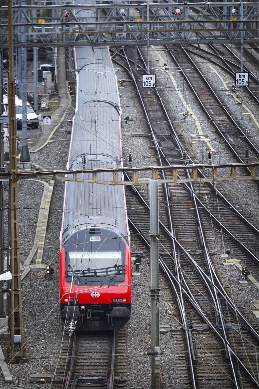 Der für die Schulklasse reservierte Zug nach Zürich ist derweil längst abgefahren.
