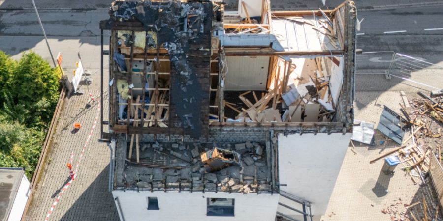 Starke Zerstörungen sind an mehreren Häusern in Solms-Oberndorf nach einem mutmaßlichen Tornado zu erkennen (Aufnahme mit einer Drohne). Foto: Boris Roessler/dpa