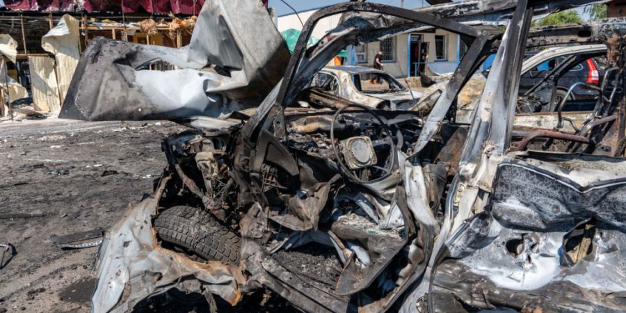 Ein Blick auf den Ort eines russischen Luftangriffs. Foto: Andrii Marienko/AP/dpa