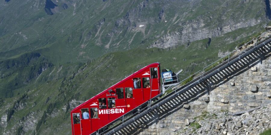 Am Wochenende nehmen Laufbegeisterte die Niesentreppe neben dem Bahntrassee in Beschlag. Sie starten zum Treppenlauf am Niesen.