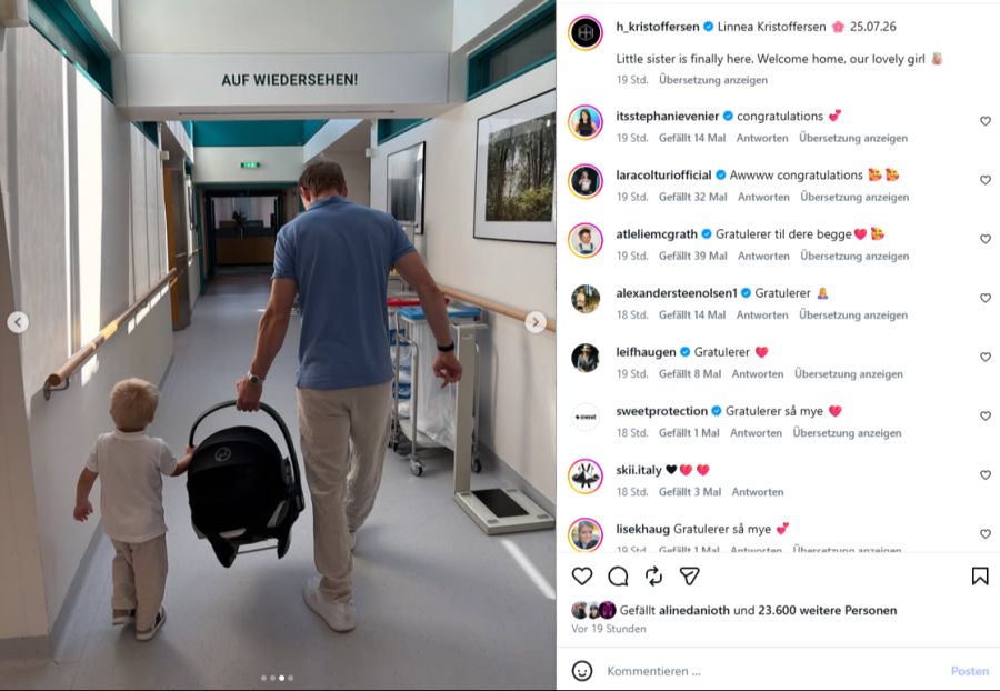 Henrik Kristoffersen und seine beiden Kinder verlassen nach der Geburt das Spital.