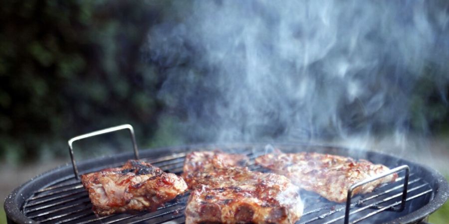 Wer aktuell seinen Holzkohlegrill benutzen möchte, der sollte zuerst die geltenden Feuerverbotsregeln der eigenen Gemeinde checken. (Symbolbild)
