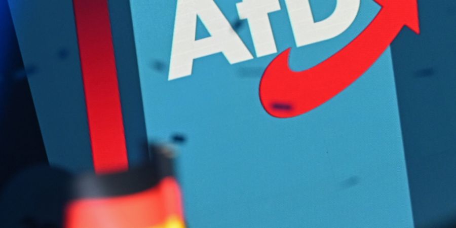 Das Logo der AfD auf einer Wahlkampfbühne. Foto: Michael Brandt/dpa/Archivbild