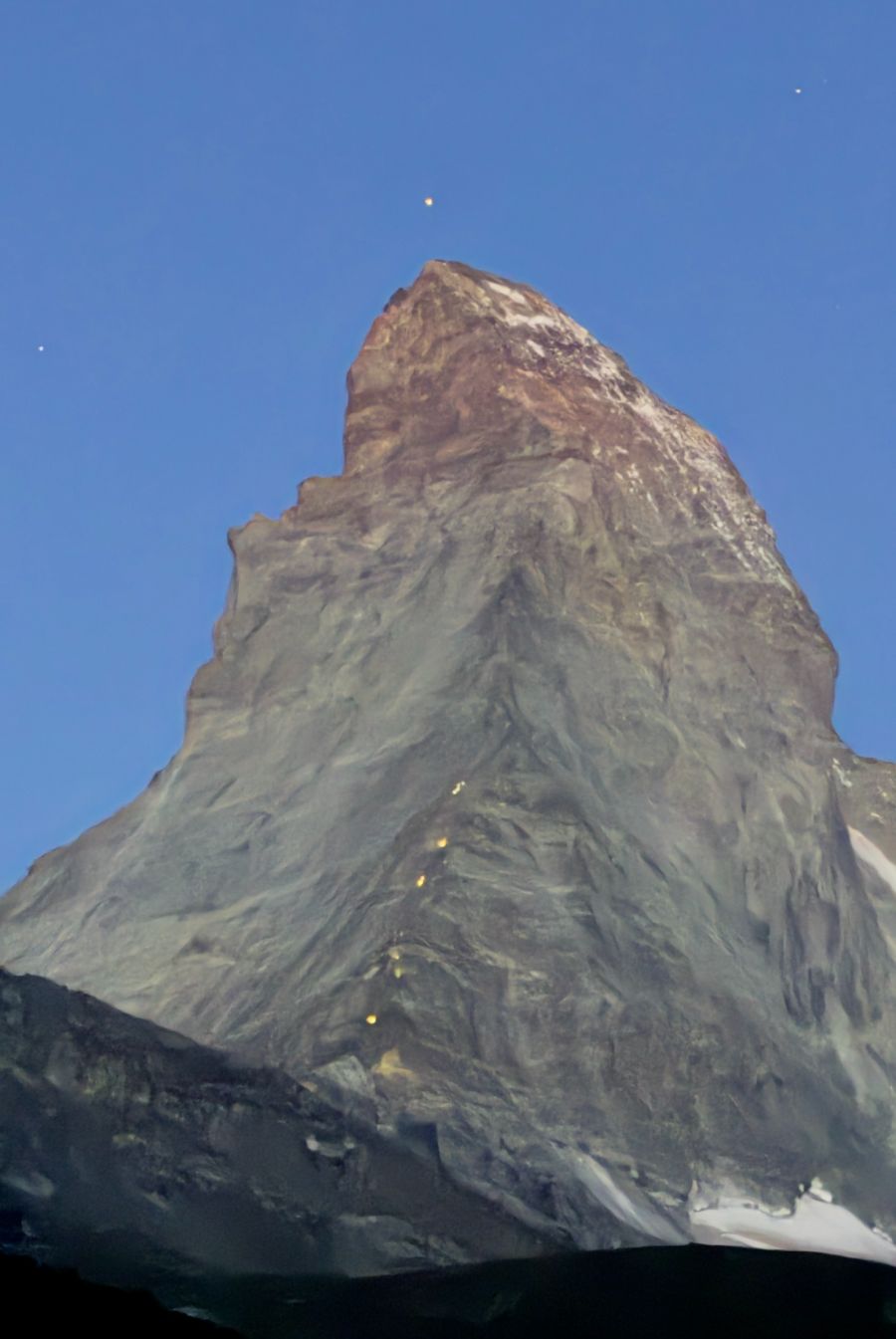 Gut zu erkennen: Die Gruppen, die sich am Wochenende in Richtung Matterhorn-Gipfel machte.