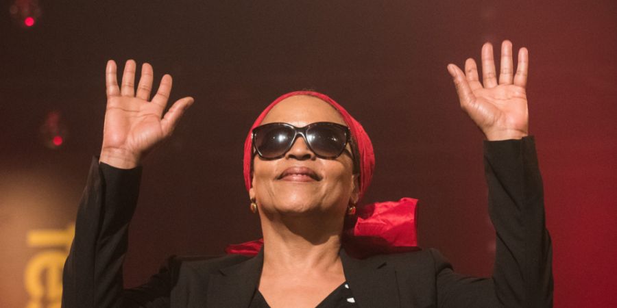ARCHIV - Die amerikanische Sängerin und Gitarristin Cassandra Wilson winkt nach ihrem Auftritt auf dem Moers Festival. Foto: Bernd Thissen/dpa
