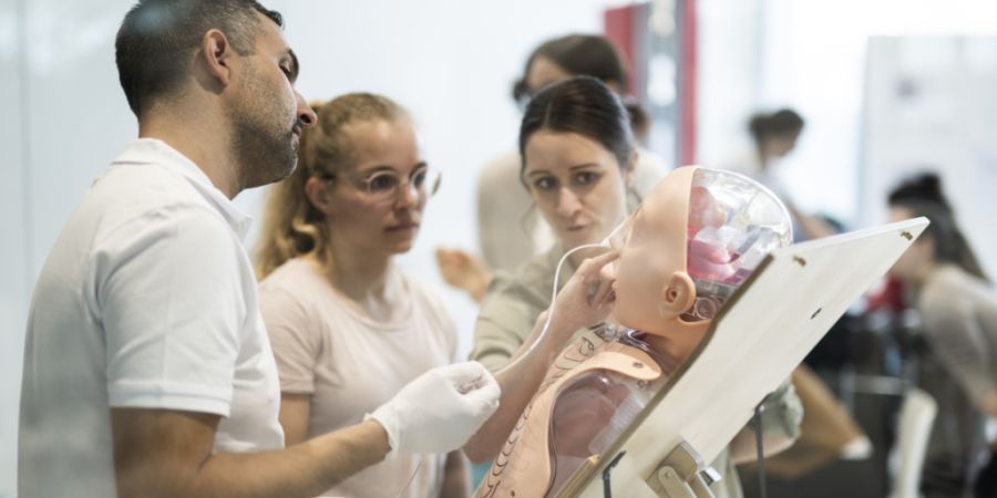 Das Masterstudium für Medizin gibt es in St. Gallen seit 2020. Im Bild Studierende an der HSG, die einem menschlichen Modell eine Magensonde legen. (Archivbild)