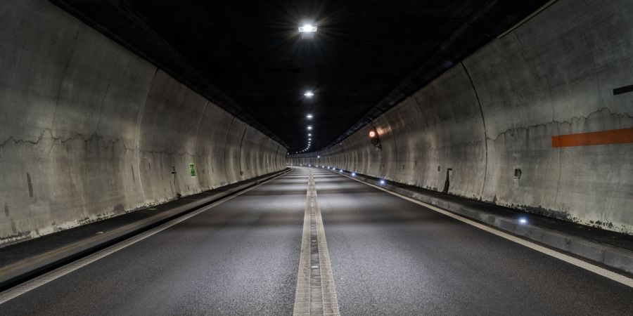 Der Mittelstreifen zwischen den beiden Fahrspuren vor den Arbeiten.