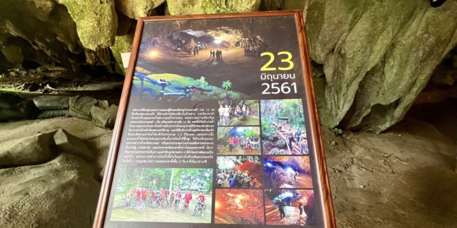 ARCHIV - Die Tham-Luang-Höhle zieht auch heute noch viele Touristen an. Auf Tafeln wird die aufwendige Rettungsaktion erklärt. Foto: Carola Frentzen/dpa
