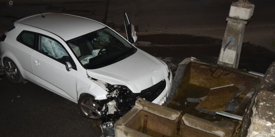 Ein 26-Jähriger prallte mit seinem Auto in Rodels in den Dorfbrunnen.