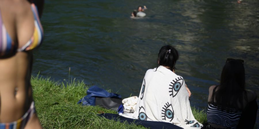 Der Kanton Freiburg hat am Montag zur Vorsicht beim Baden in Flüssen und Seen aufgerufen. (Symbolbild)