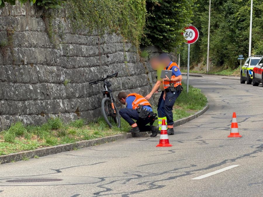 Am Sonntagnachmittag, kurz nach 16 Uhr, fuhr ein Mann mit dem E-Bike in Meilen ohne Helm abwärts auf der Dollikerstrasse.