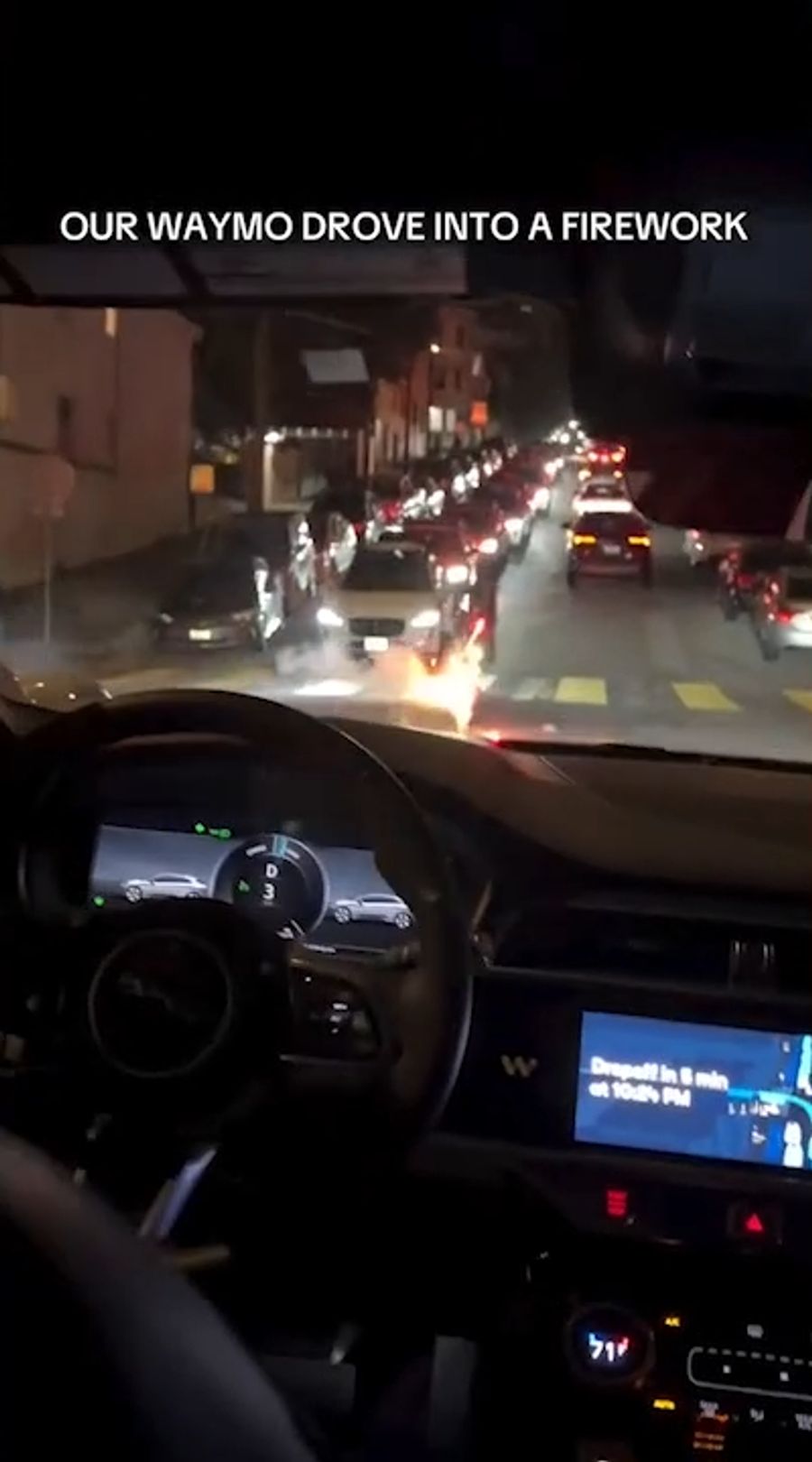 Ein selbstfahrendes Taxi fährt in San Francisco durch explodierendes Feuerwerk.