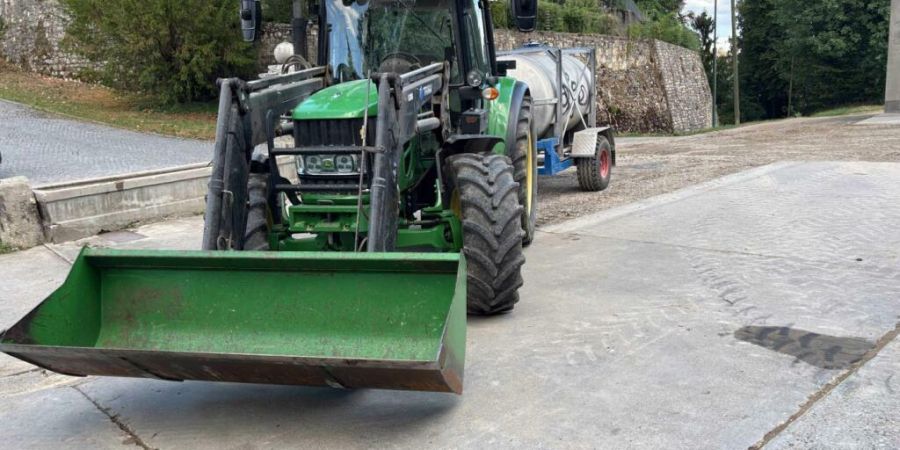 In Veltheim AG sind ein Traktor und ein Velo zusammengestossen. Der Traktorfahrer hat den Velofahrer wahrscheinlich übersehen.