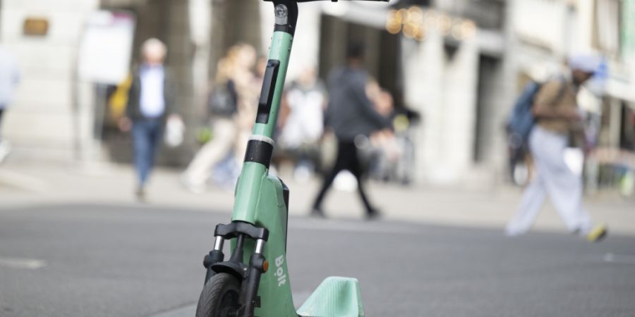 Falsch abgestellte E-Scooter sind ein Ärgernis für die Bevölkerung. (Archivbild)