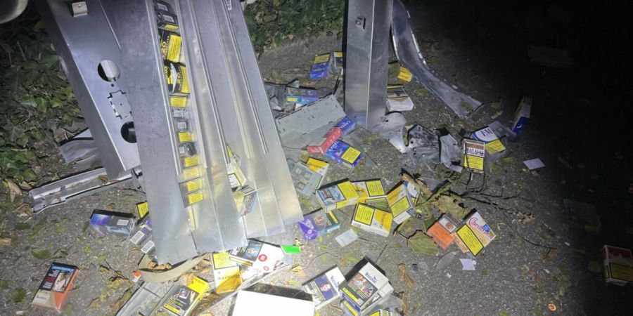 Der Zigarettenautomat in Therwil BL wurde gemäss Polizeiangaben weitgehend zerstört.