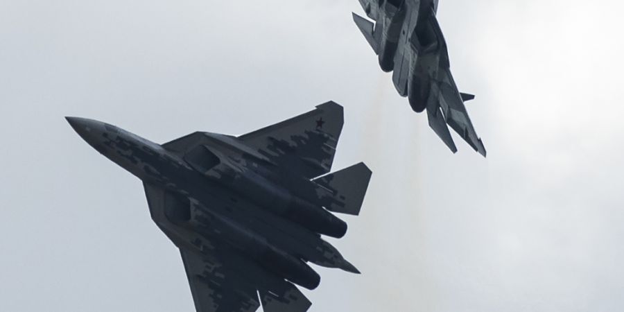 ARCHIV - Zwei Kampfflugzeuge des Typs Suchoi Su-57 fliegen bei der Internationalen Luft- und Raumfahrtmesse (MAKS). Foto: Pavel Golovkin/AP/dpa/Symbolbild